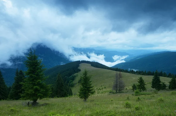 Dağlarda bulutlu gün — Stok fotoğraf