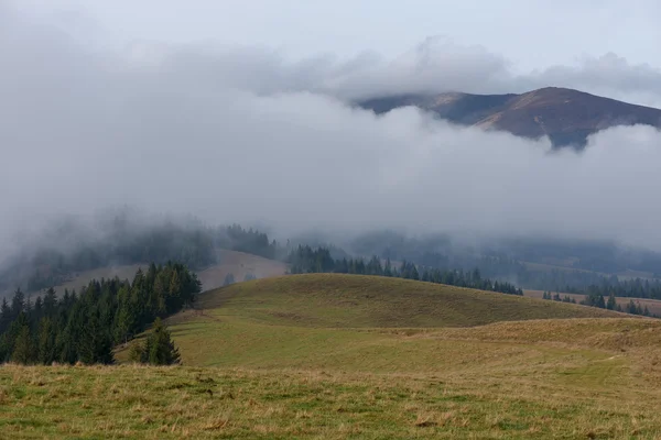 Niedrige Wolken in den Bergen — Stockfoto