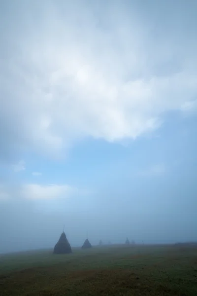 Haystacks in the fog — Stock Photo, Image