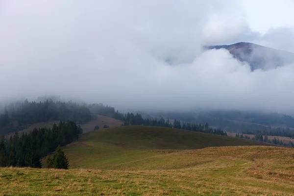 Nubes bajas en las montañas —  Fotos de Stock