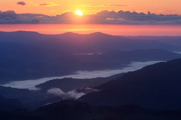 Zonsopgang in de bergen — Stockfoto