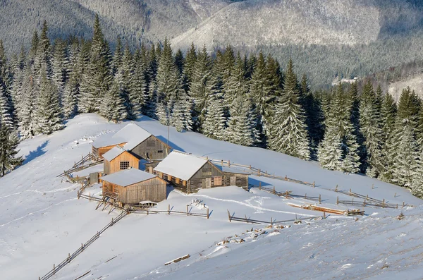 Зимний пейзаж с домами — стоковое фото