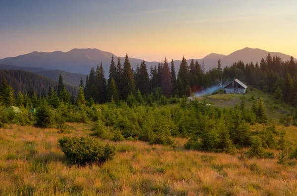 Maison dans les montagnes — Photo