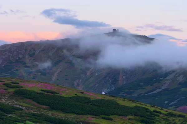 Mountain peak in the clouds — Stock Photo, Image