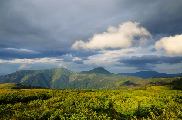 Regenbogen in den Bergen — Stockfoto