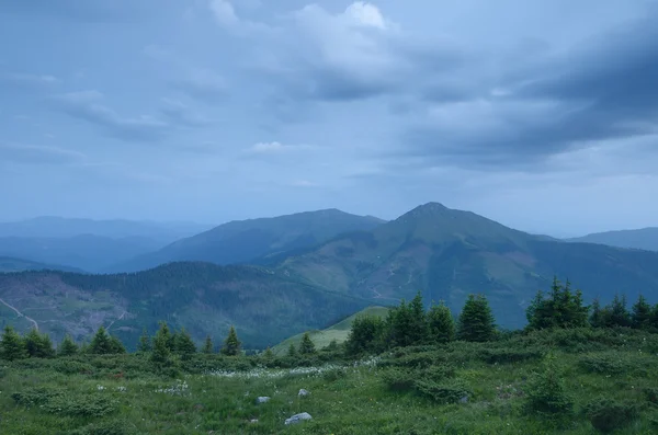 Crepúsculo nas montanhas — Fotografia de Stock