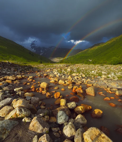 山の中の虹 — ストック写真