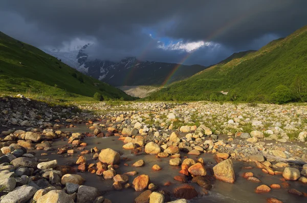 Arco iris en las montañas —  Fotos de Stock