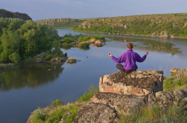 adam bir rock nehir üstünde oturuyor 
