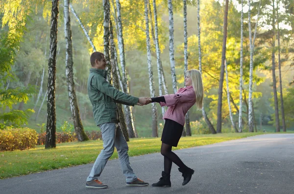 Par i efteråret park - Stock-foto