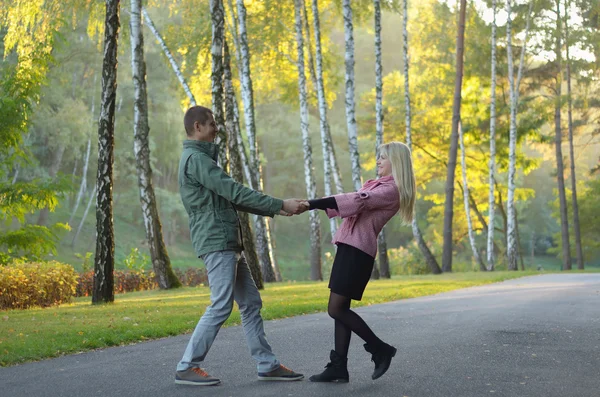 Couple in autumn park — Stock Photo, Image