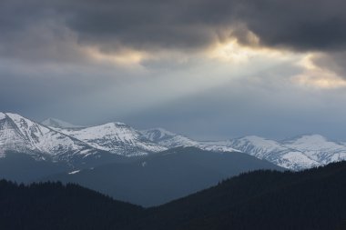 Dağlar ve fırtınalı gökyüzü bahar