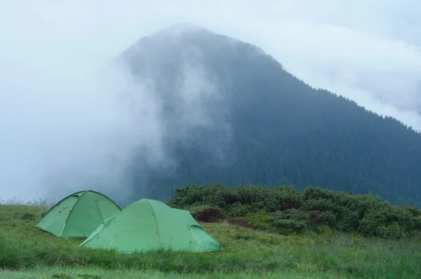 Tourist tent in the mountains misty day — Stockfoto