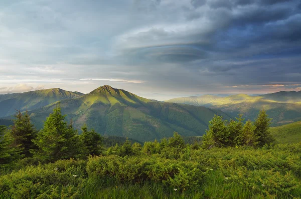 Manhã nas montanhas com um céu tempestuoso — Fotografia de Stock