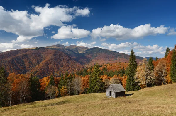 山に木造の家がある秋の風景 — ストック写真