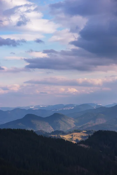 Vackra moln över bergen — Stockfoto