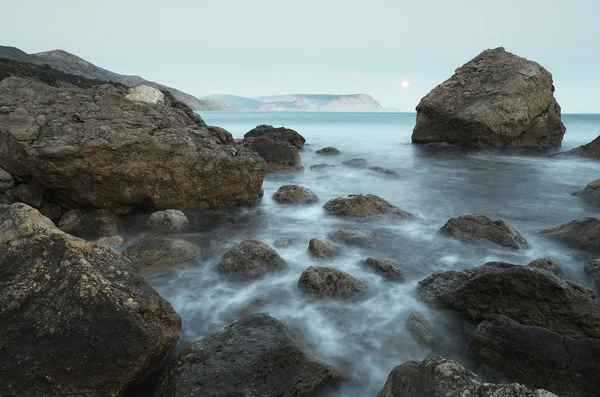 Costa de mar con una piedra — Foto de Stock