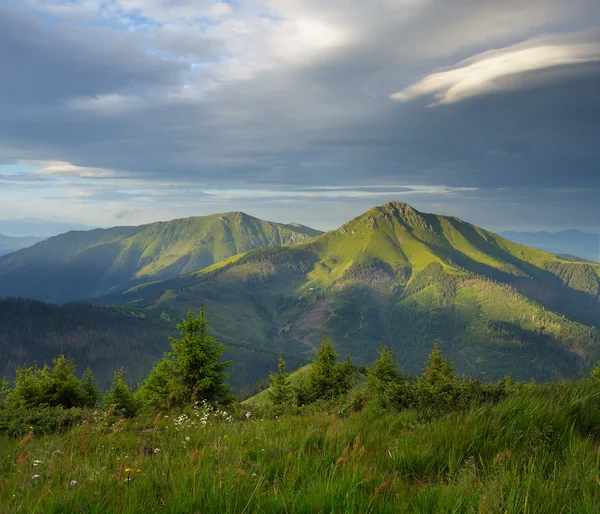 Horská krajina s oblačným nebem — Stock fotografie