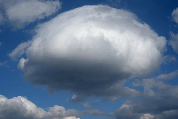 Кучевые облака в небе — стоковое фото