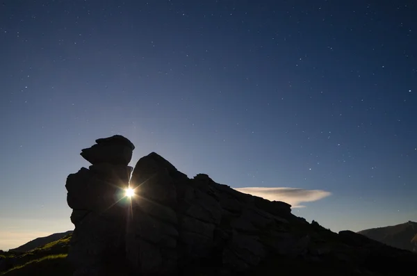 Paesaggio notturno con roccia — Foto Stock