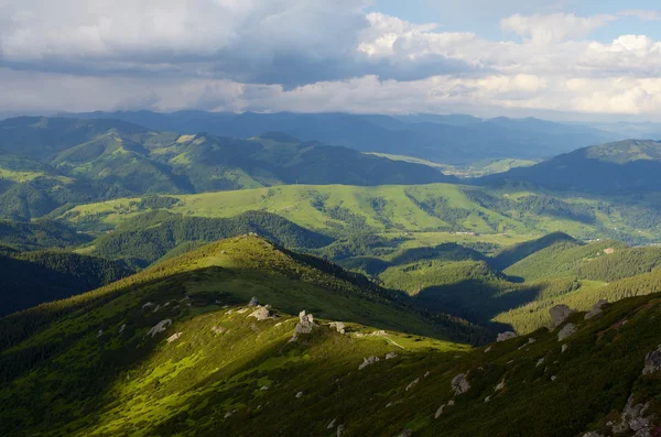 Paisagem de verão nas montanhas — Fotografia de Stock