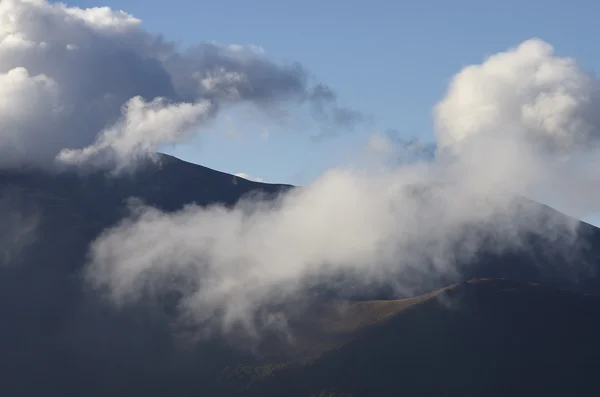 Berge in den Wolken — Stockfoto