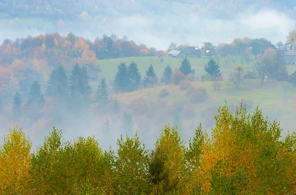 Mlha v horské vesnici — Stock fotografie