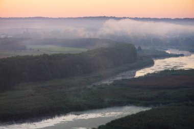 Nehrin üzerinde sabah sisi