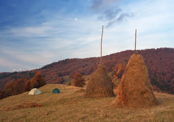 Kempování v horské vesnici — Stock fotografie