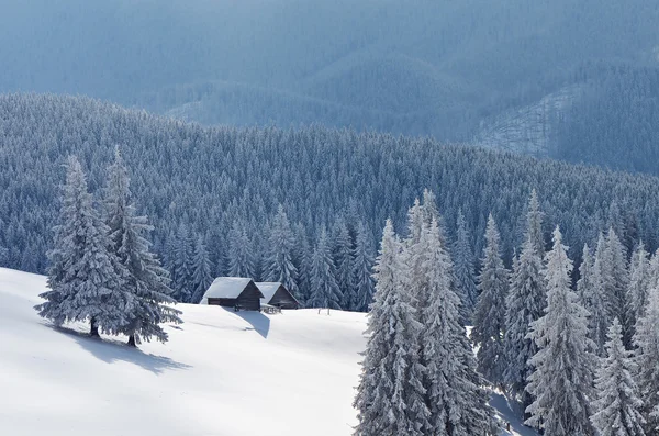 Zimní krajina s domem v horách — Stock fotografie