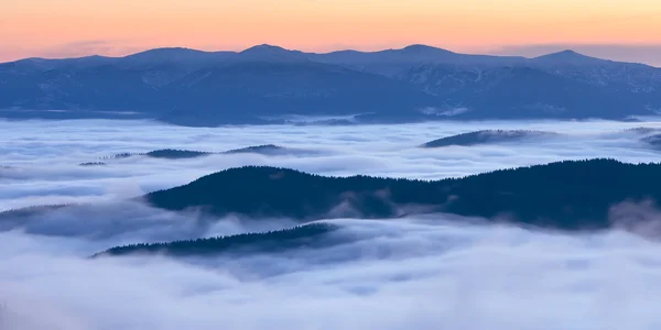 Morning fog in the mountains — Stock Photo, Image