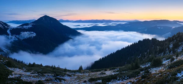 Morgendämmerung in den Bergen bei Nebel — Stockfoto