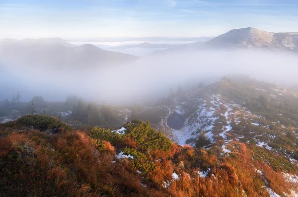 Höstens dimma i bergen — Stockfoto