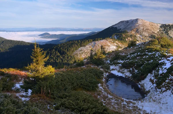 Lago congelado nas montanhas — Fotografia de Stock