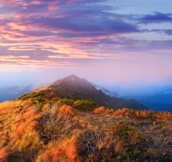 Nascer do sol colorido nas montanhas — Fotografia de Stock