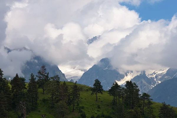 雲の中の山 — ストック写真