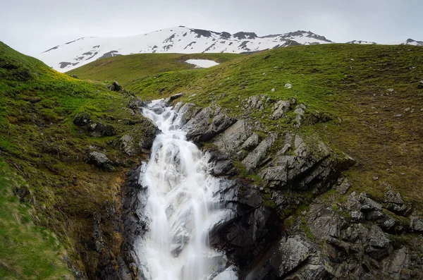 Cachoeira nas montanhas do Cáucaso, Geórgia — Fotografia de Stock