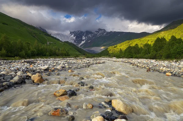 Gürcistan'daki dağ nehir — Stok fotoğraf