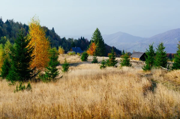 Villaggio abbandonato in montagna — Foto Stock