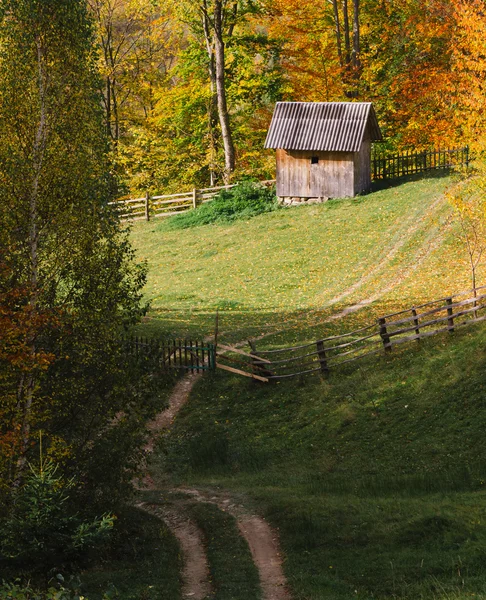 Paisagem de outono em uma aldeia de montanha — Fotografia de Stock