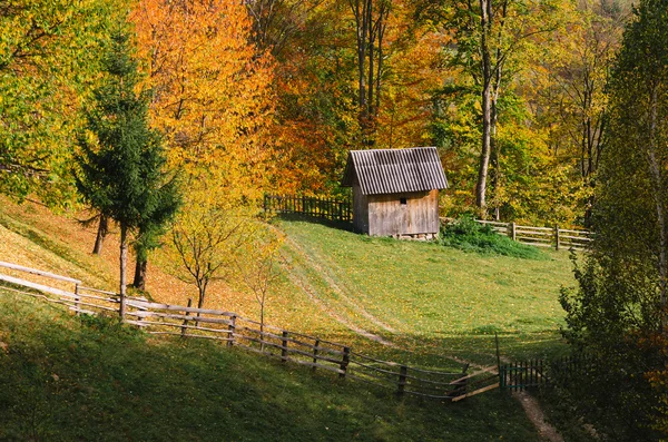 Wooden cottage in the mountains — Stock Photo, Image