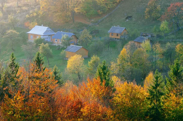 Paesaggio autunnale in un villaggio di montagna — Foto Stock