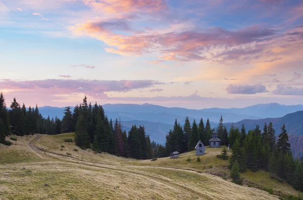 Les églises en bois dans les montagnes — Photo