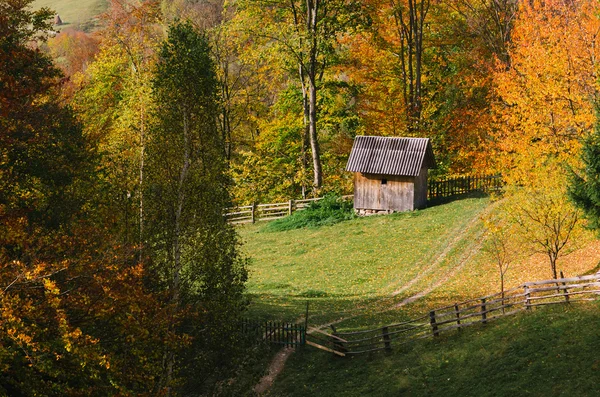 Herbstlandschaft mit Holzhaus — Stockfoto