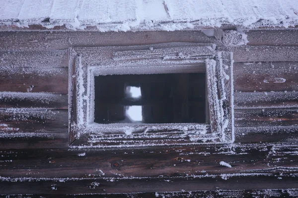 Fenster in einem Holzhaus — Stockfoto