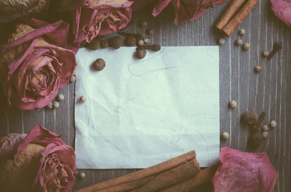 Hoja para notas en una tabla de madera —  Fotos de Stock