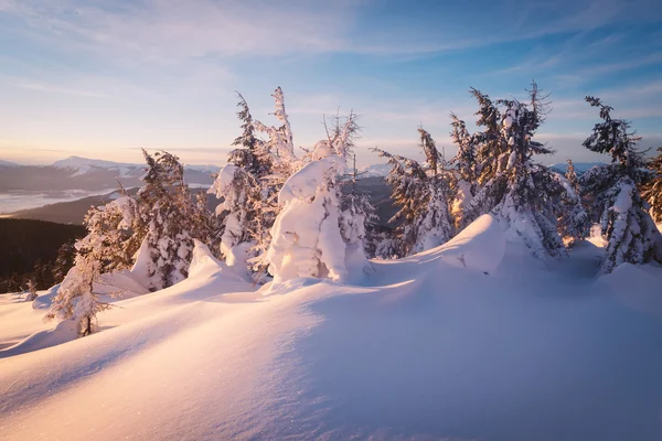Χειμερινό τοπίο στα βουνά, το πρωί — Φωτογραφία Αρχείου