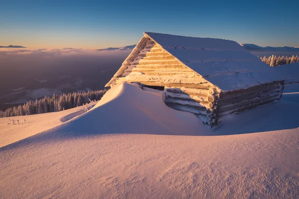 Cabaña de madera en las montañas — Foto de Stock