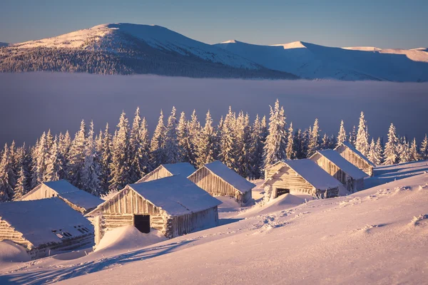 Casas de madera en las montañas en invierno —  Fotos de Stock