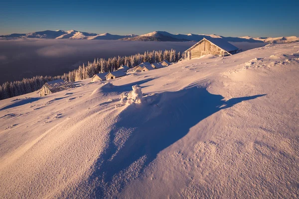 Paesaggio mattutino con case in legno in montagna — Foto Stock